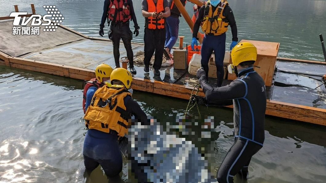 消防員協助將遺體打撈上岸。（圖／TVBS）