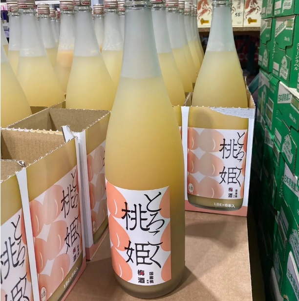原PO激推桃姬梅酒,聲稱一次拿兩瓶。(圖/翻攝自Dcard論壇)