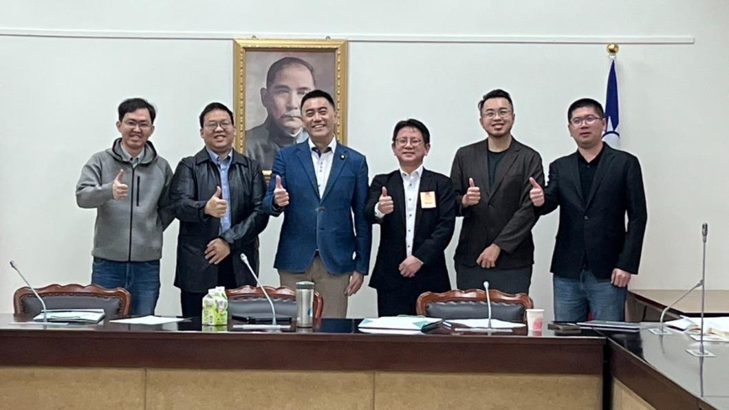 由左自右,曾信田、胡辰澔、國民黨林沛祥立委、洪伯岳、沈家生、洪睿荃。(圖/立法院提供)
