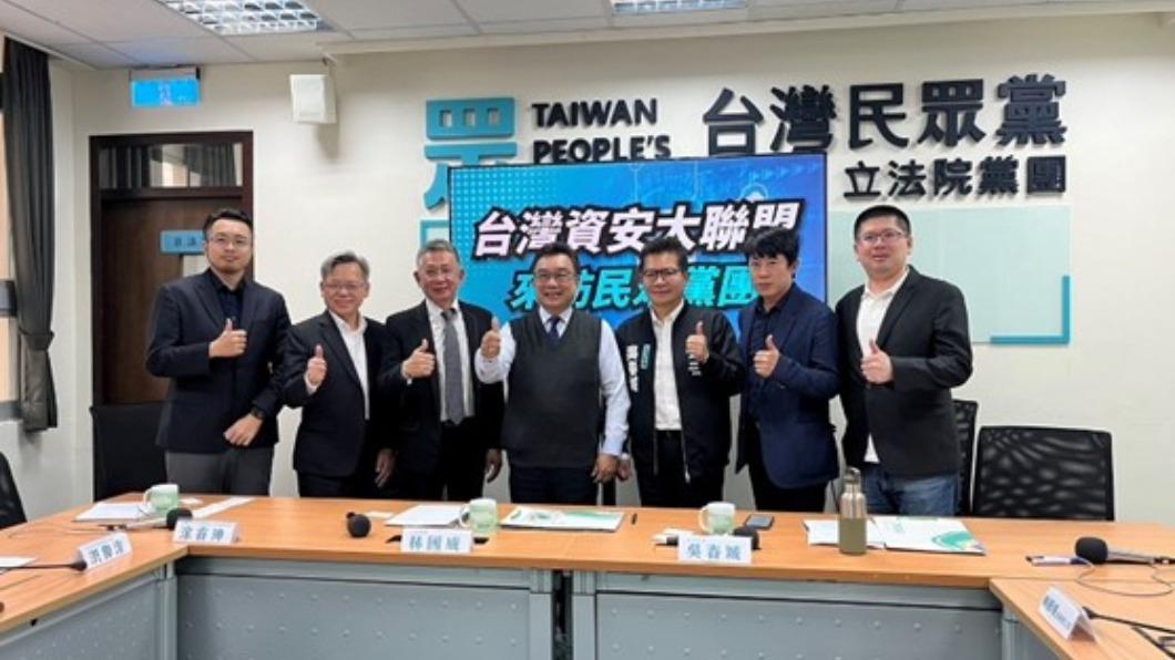由左自右,沈家生、洪偉淦、涂睿珅、台灣民眾黨林國成立委、吳春城立委、逢甲大學資工系主任教授李榮三、洪睿荃。(圖/立法院提供)