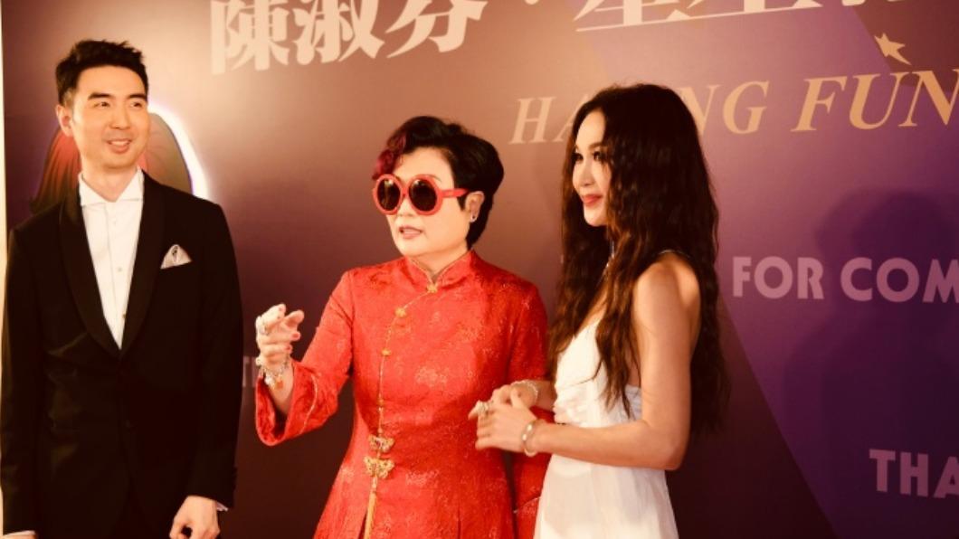 溫碧霞出席知名經紀人陳淑芬的生日宴。(圖/翻攝自微博)