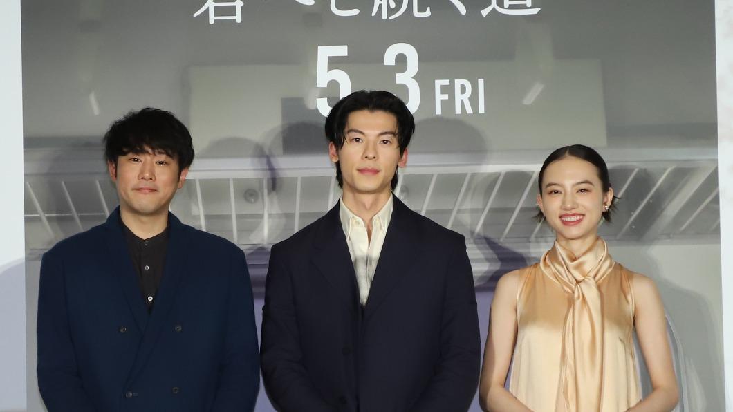 許光漢與導演藤井道人、清原果耶一起出席日本記者會。(圖/翻滾吧男孩電影有限公司提供)