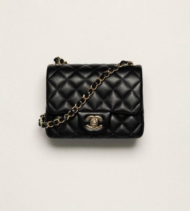CHANEL迷你經典包款。(圖/翻攝自CHANEL)