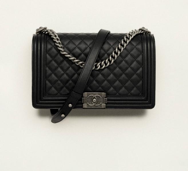 BOY CHANEL大型口蓋包。(圖/翻攝自CHANEL)