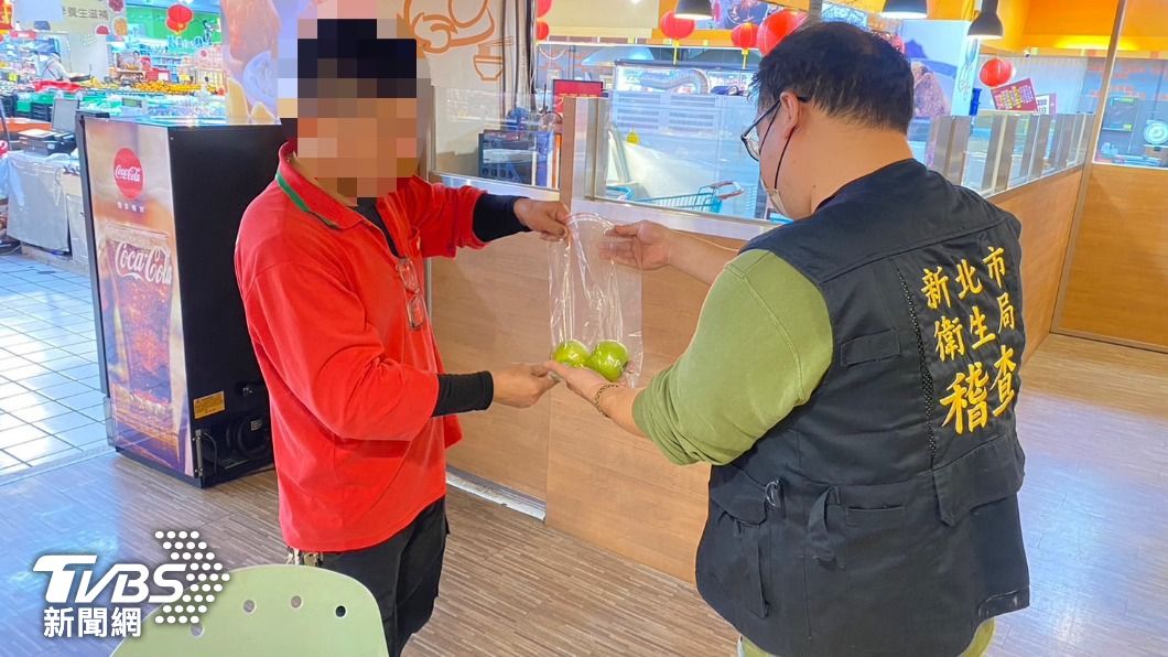 新北市政府衛生局至量販店抽驗美國青蘋果,部分驗出農藥殘留。(圖/新北市衛生局提供)