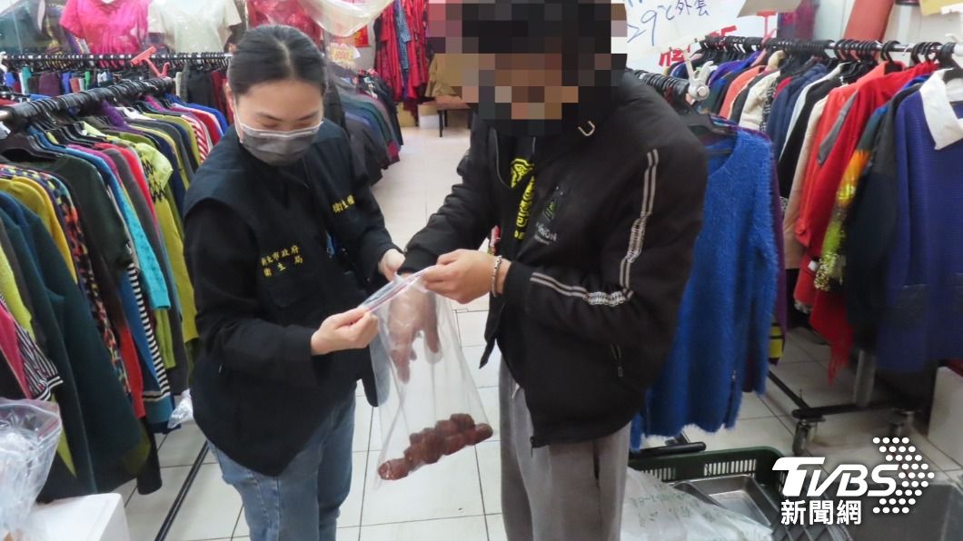 新北市政府衛生局至傳統市場抽驗素雞。共抽驗95件應景食品,計5件不合格。(圖/新北市衛生局提供)