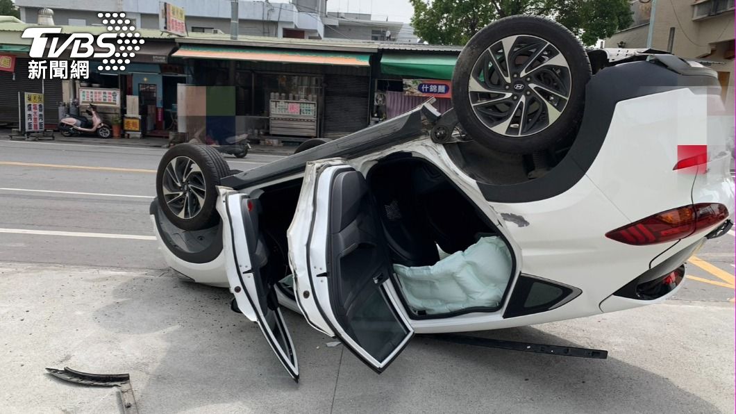沒聽到鳴笛?嘉義縣救護車載病患 轎車剛過十字路口被撞翻