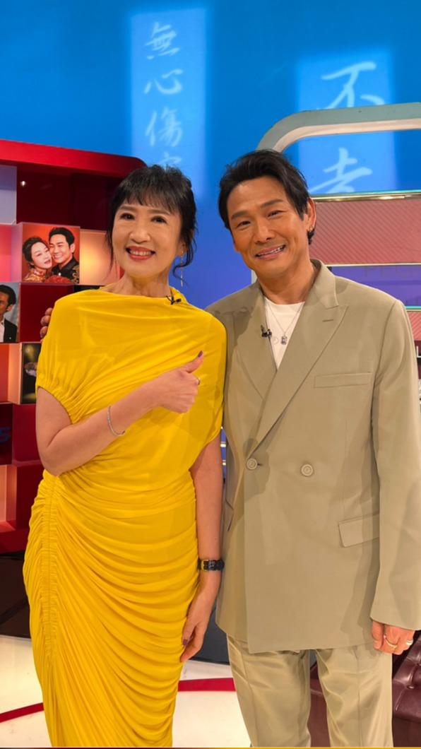 杜德偉(右)接受方念華訪問。(圖/TVBS)