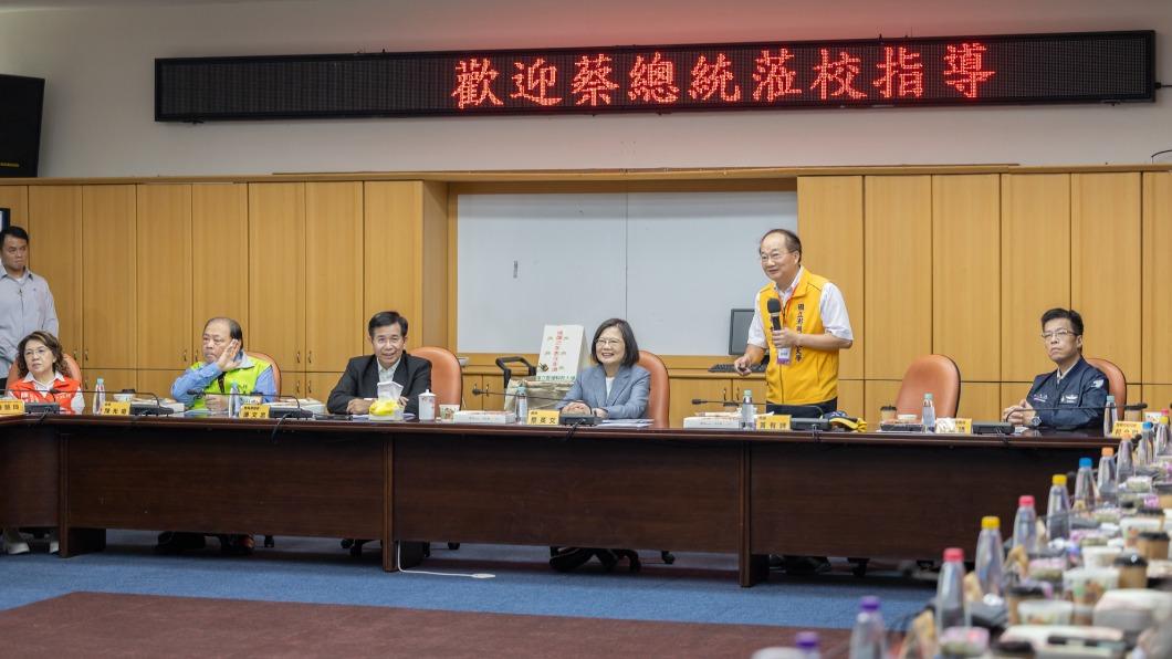 被學生問執政8年成就感 蔡英文:每天都有壓力