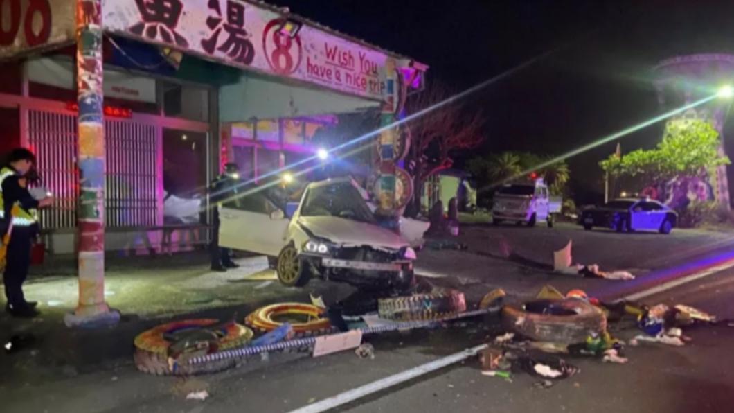 快訊/台東轎車失控!高速撞餐廳「男女傷重不治」 車體變形、零件四散
