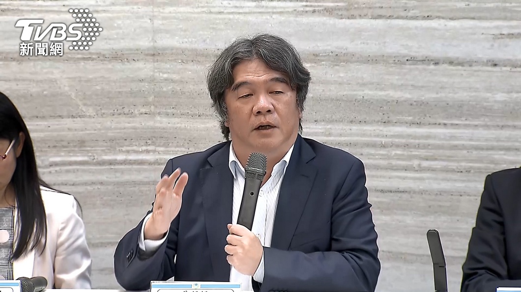 王必勝公布死者身上檢驗出米酵菌酸。(圖/TVBS)