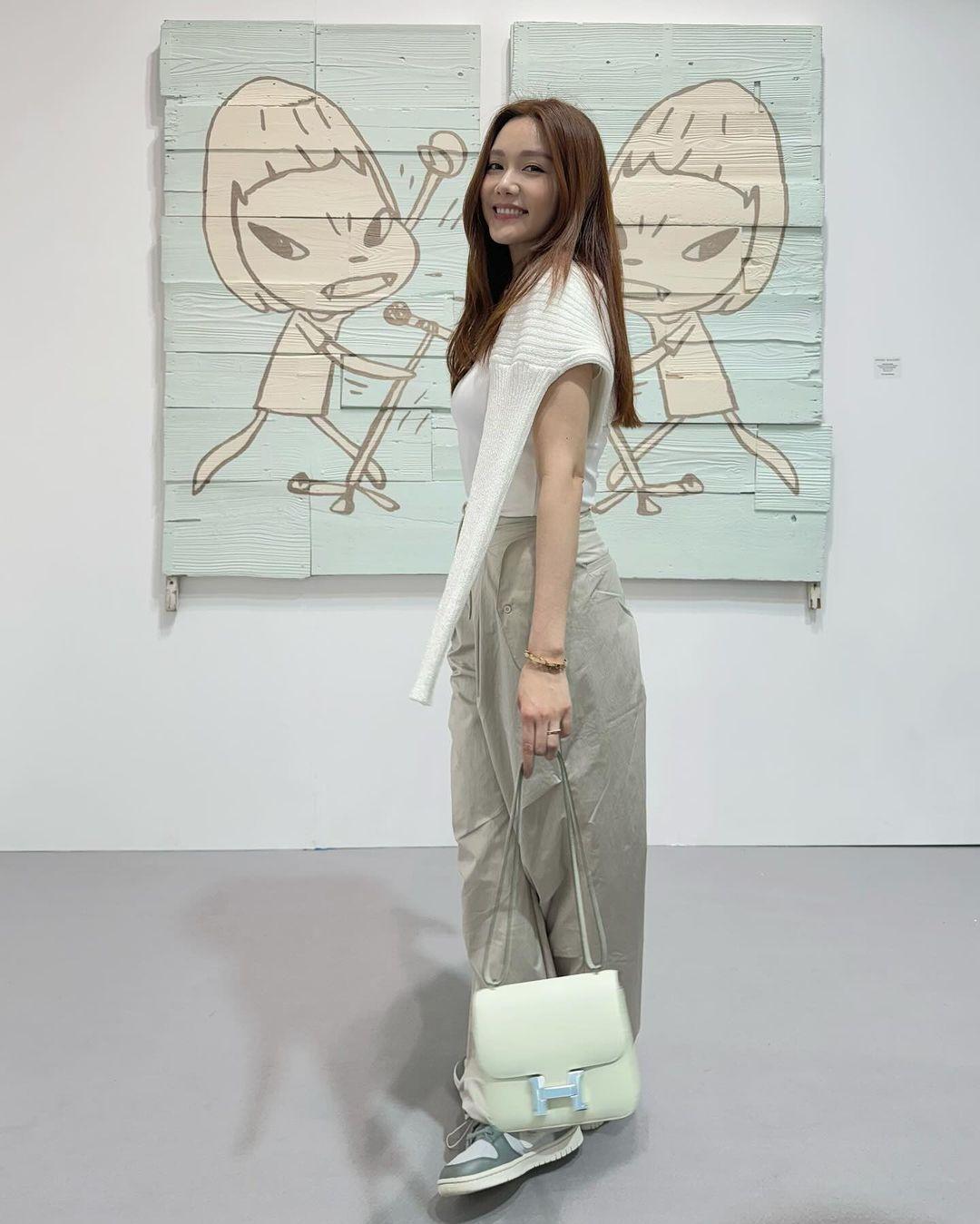 湯洛雯朝聖Art Basel,曬出要價約45萬的Hermès Constance手袋。(圖/翻攝自湯洛雯IG)