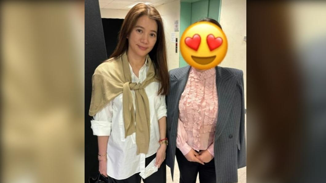 袁詠儀當天身穿白色襯衫及駝色披肩,下半身則是穿著輕便黑褲,模樣相當親民。(圖/翻攝自微博)