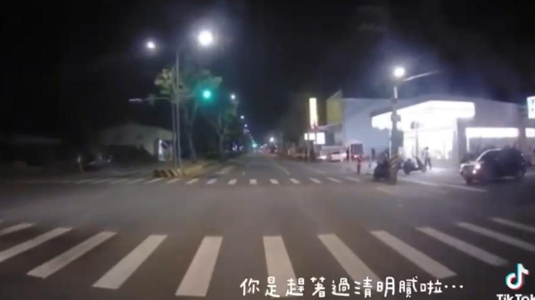 駕駛氣不過直接飆罵「是趕著過清明嗎」。(圖/抖音@hahardd)