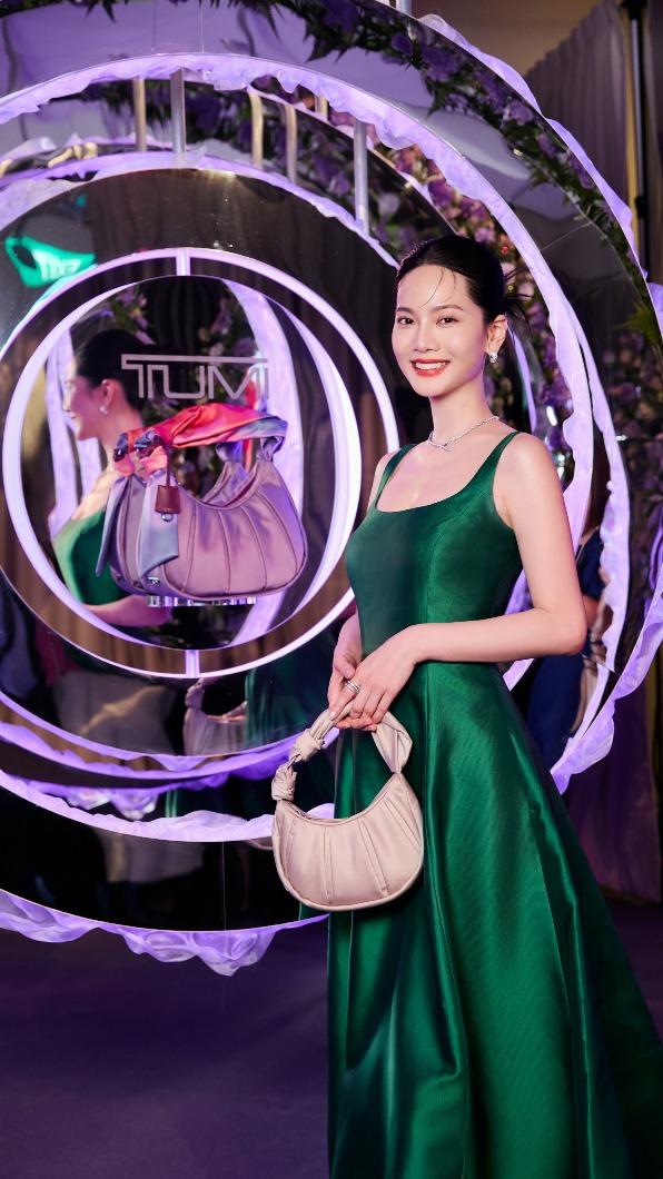 曾之喬為老公辰亦儒物色行李箱。（圖／TUMI提供）
