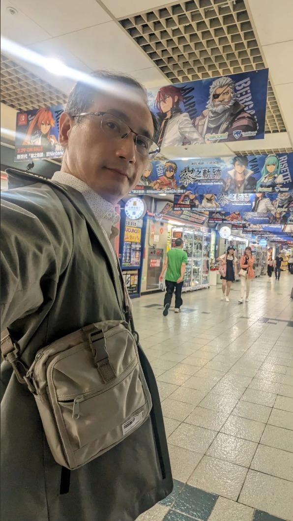 鄭運鵬日前背著德德代言品牌的包包去地下街逛街,被讚很適合帶貨。(圖/翻攝自鄭運鵬threads)