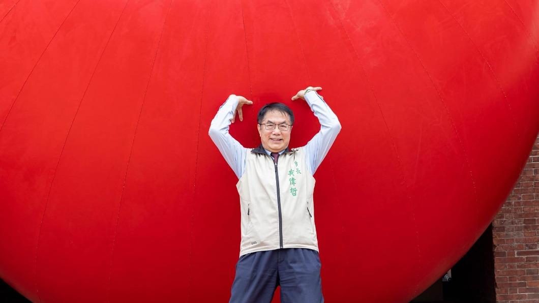 台南市長黃偉哲昨日在億載金城進行紅球試充氣作業。（圖／翻攝自黃偉哲臉書）