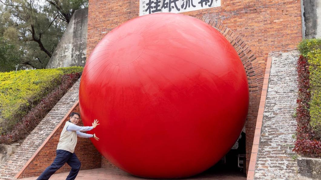 台南市長黃偉哲昨日在億載金城進行紅球試充氣作業。（圖／翻攝自黃偉哲臉書）