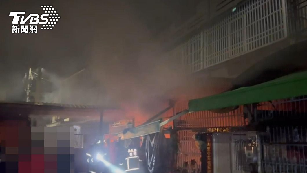 父子因吸入性嗆傷，被送往醫院救治。（圖／TVBS）
