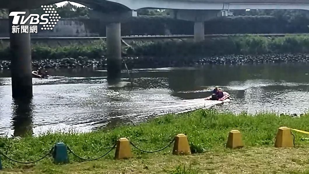 快訊/國1匝道自撞「6層樓高墜基隆河」 警鎖定位置吊掛中