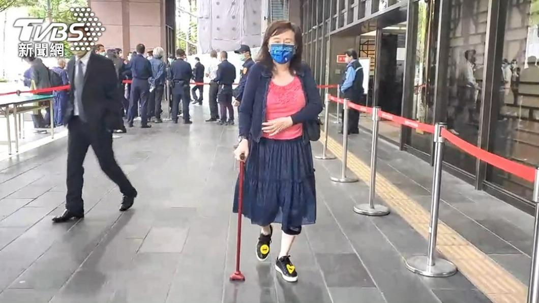 逛SOGO遭電源線絆倒慘摔 貴婦畫家「半月板破裂」獲賠金額曝