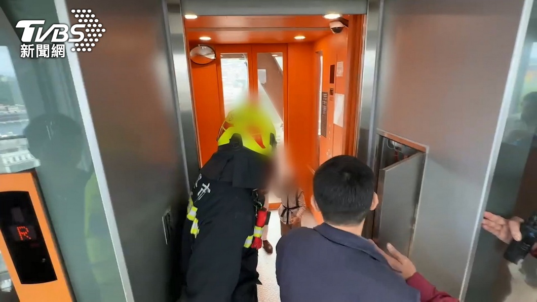 嬤孫遭困基隆塔電梯約半小時　警消衝現場