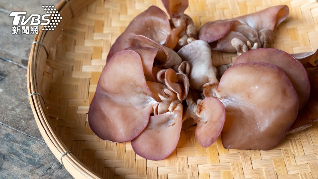 在選購木耳時,通常會選擇重量輕、耳片完整的為佳。(示意圖/shutterstock達志影像)