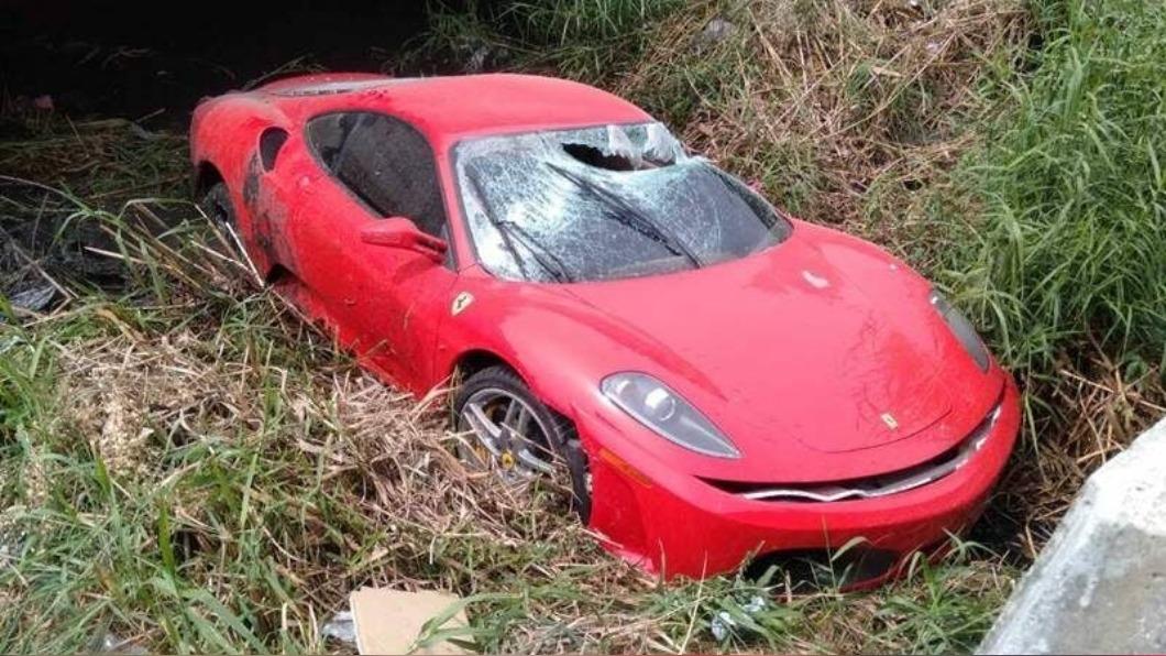 剛開出修車廠秒出事 紅色法拉利「失控墜泰河」整輛摔爛