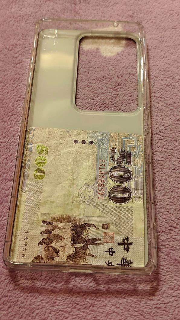 網友曬出手機殼裡的鈔票。(圖/翻攝自爆廢公社公開版臉書)