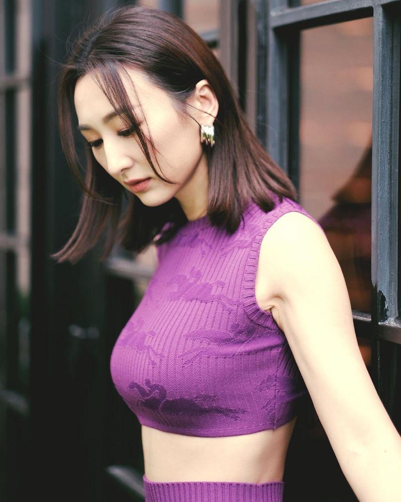 背心雖包到上頸,但卻藏不住高海寧的好身材。(圖/翻攝自高海寧IG)