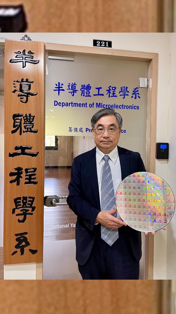 陽明交大半導體系主任柯明道,展示12吋晶圓。 圖/校方提供