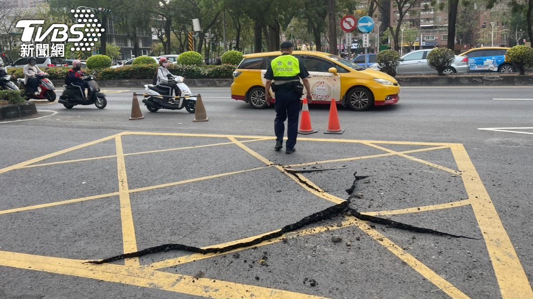 電線短路突爆開!高雄柏油路瞬間炸裂掀起 824戶停電