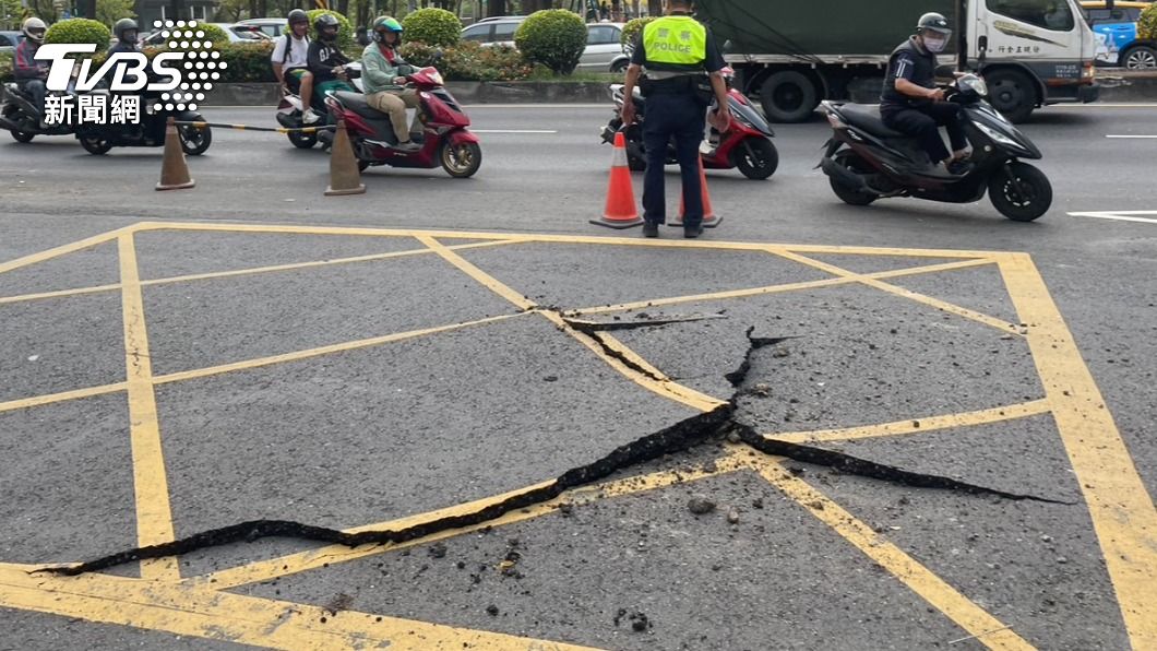 目前警方已封鎖現場,禁止人車通行。(圖/TVBS)