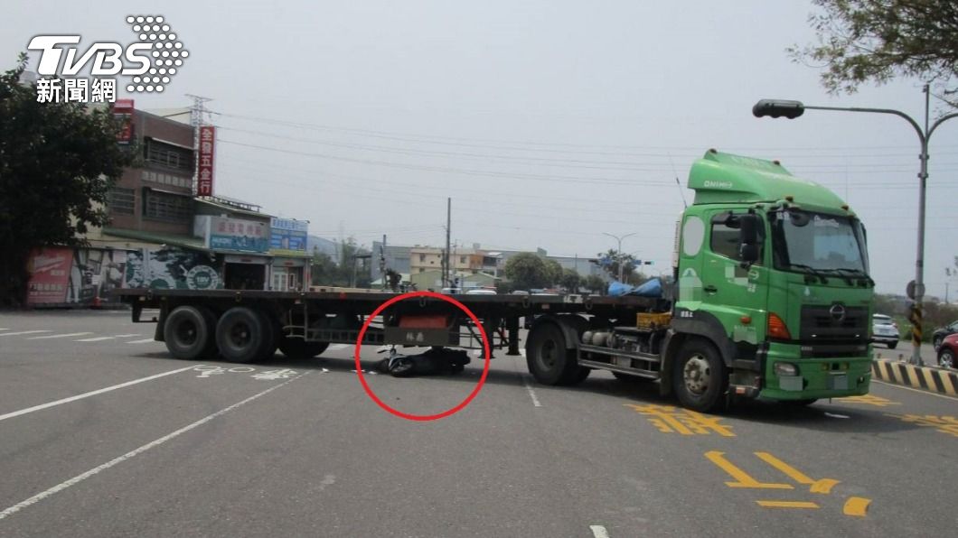 差點見祖先!台中曳引車轉彎未讓直行車 騎士被彈開