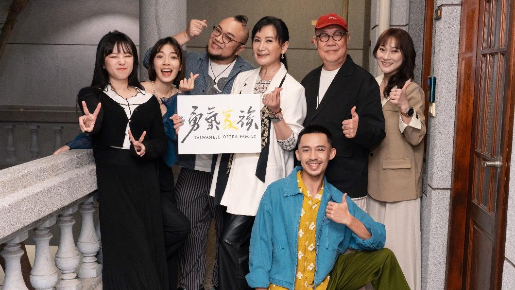 鄭茵聲(左起)、林雨宣、葉天倫、陳亞蘭、洪毓璟、導演林博生、何佩芸出席青睞影視春酒,宣傳新作《勇氣家族》。(圖/青睞影視提供)