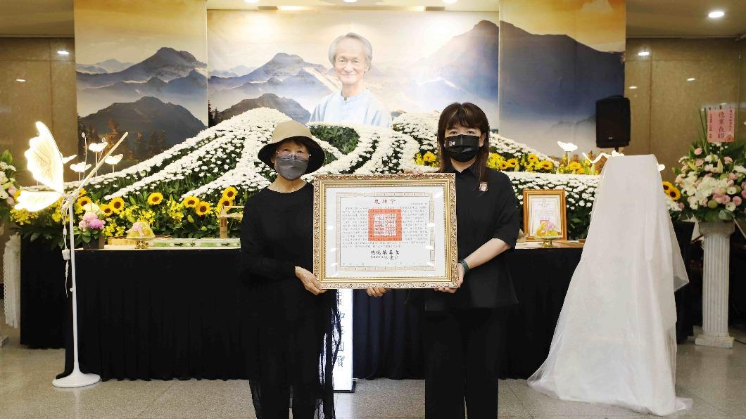 家屬悲慟舉辦告別式,由遺孀獲贈總統褒揚令。(圖/文化部)
