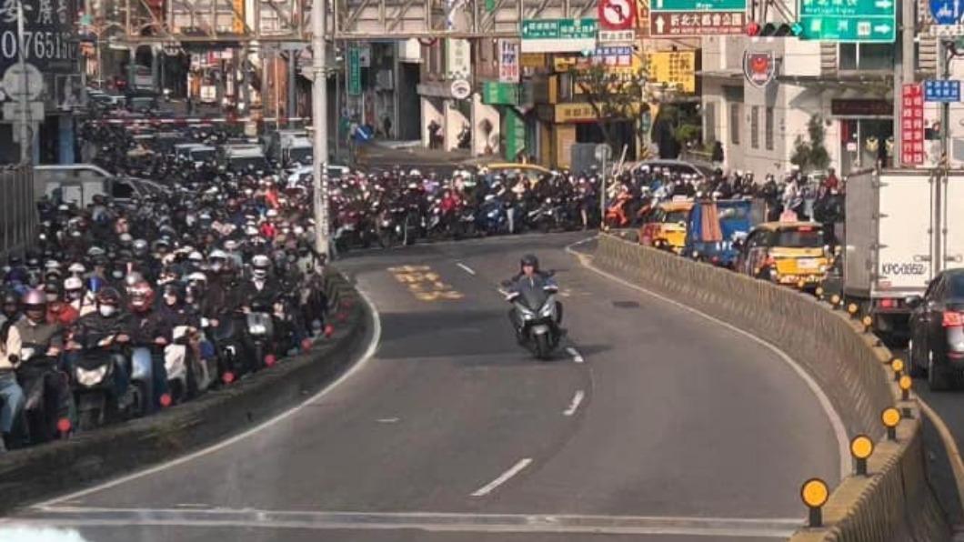 台北橋塞車沒在怕！他爽騎「一人車道」　通勤族秒懂：超方便
