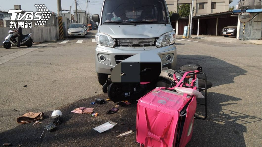 台中外送員支線未停讓!撞上小貨車倒地 網:變在地美食