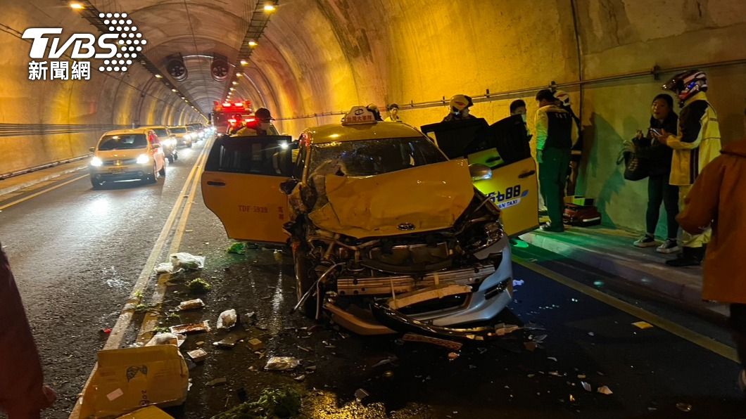 快訊/台62瑪陵隧道「4車連環撞」小黃車頭全毀 5傷送醫