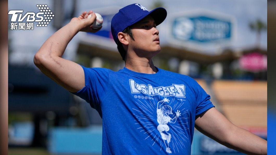 大谷穿「七龍珠風T恤」登場 道奇球星上壘這Pose致敬鳥山明