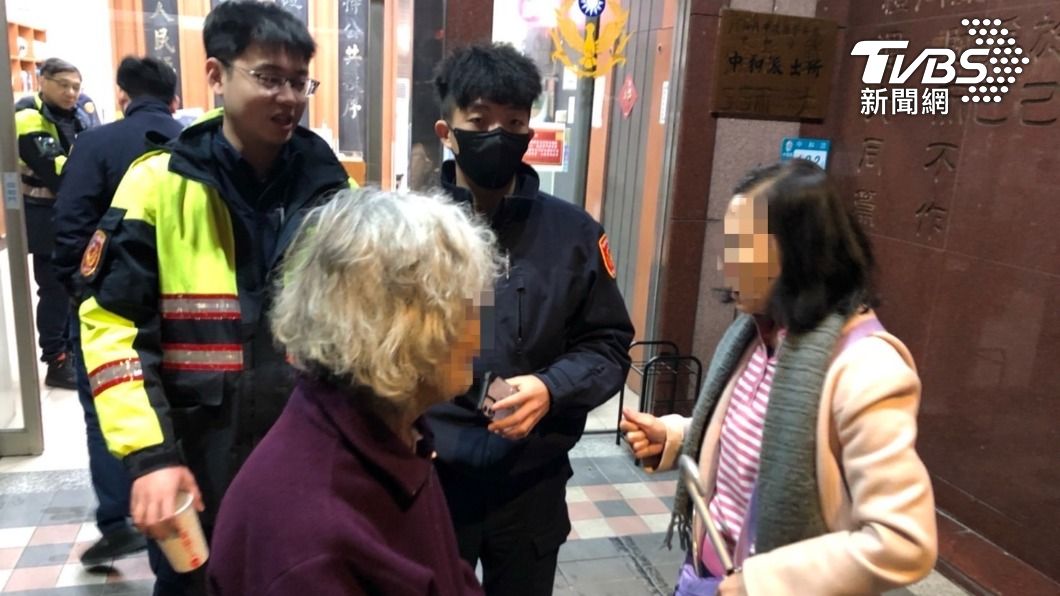嚇壞路人 !96歲老嫗暗夜逆向路中 中和警急護送返家