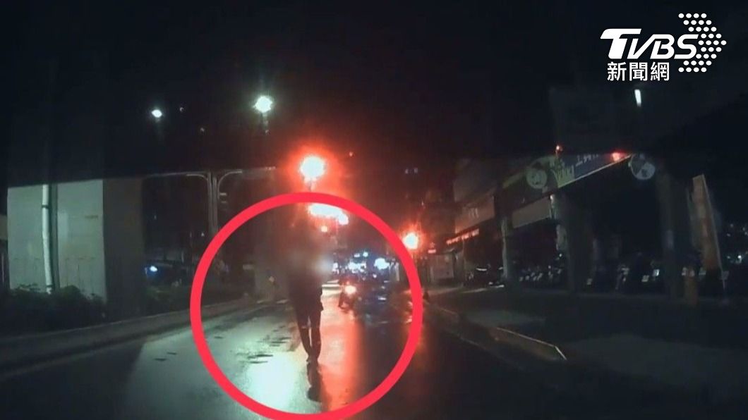 中和派出所員警車巡時，行車紀錄顯示老嫗衣著單薄，步履蹣跚在馬路中行走，員警立刻下車護老。(圖/中和分局提供)