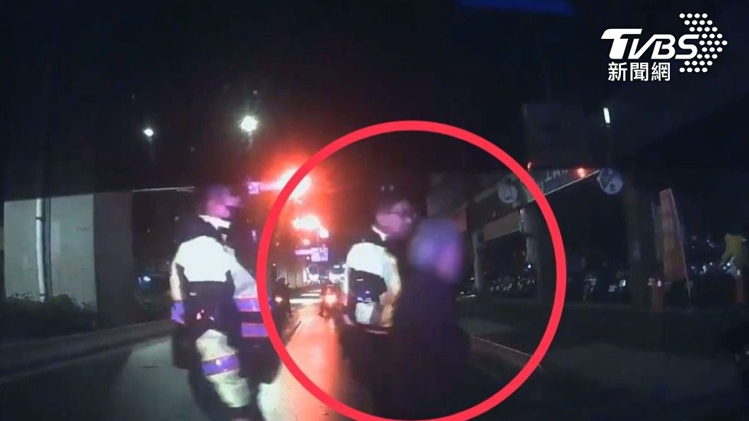 中和派出所副所長胡松義、警員呂紹良，橫向聯繫附近警政單位，終於找到老婦女兒，送老嫗返家。(圖/中和分局提供)