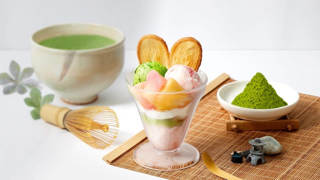 「辻利抹茶桃子聖代」，濃郁風味的抹茶冰淇淋搭配白桃果肉、桃李冰淇淋。(圖／辻利茶舗提供）