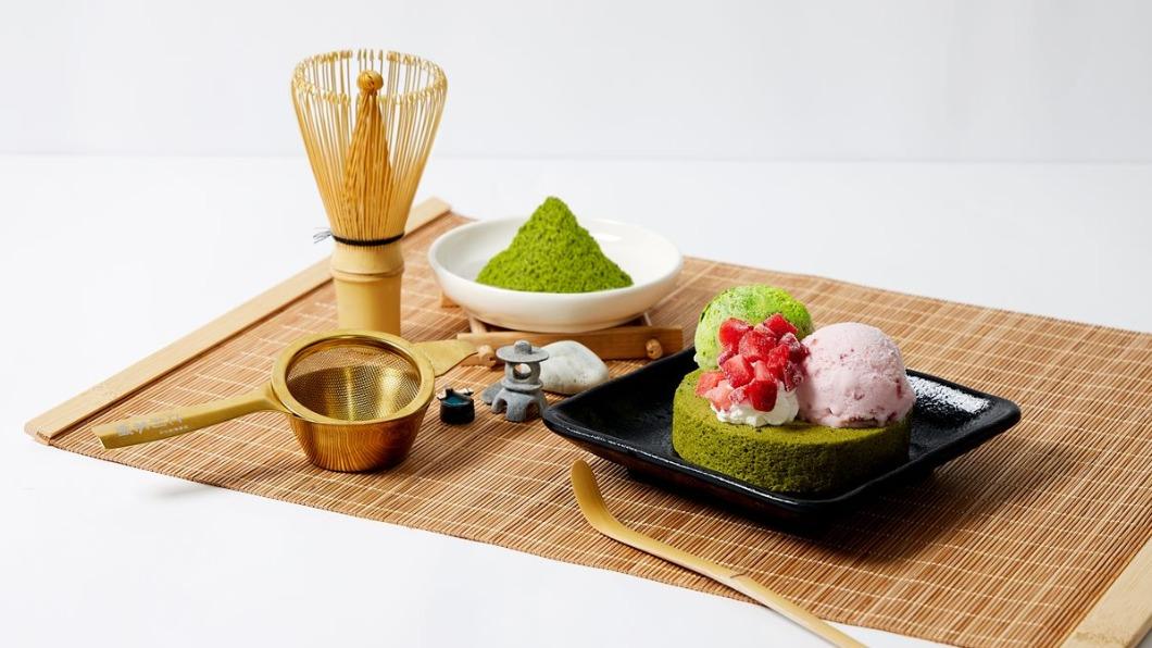 「辻利抹茶蛋糕交響曲」，抹茶蛋糕卷搭配草莓果丁、草莓冰淇淋及濃郁抹茶冰淇淋。（圖／辻利茶舗提供）