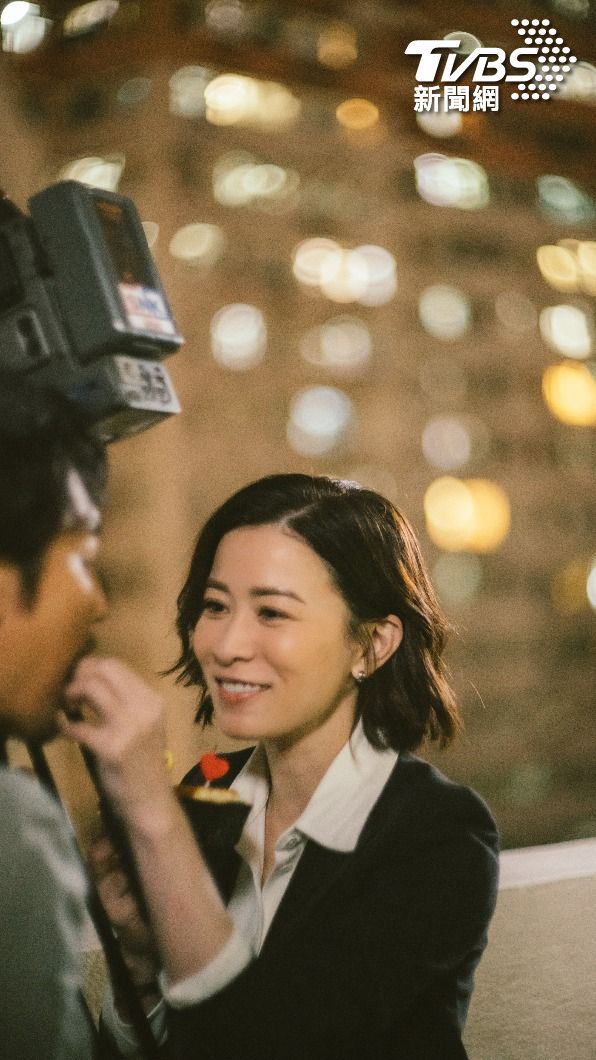 佘詩曼搭上舊愛譚俊彥。(圖/TVBS)