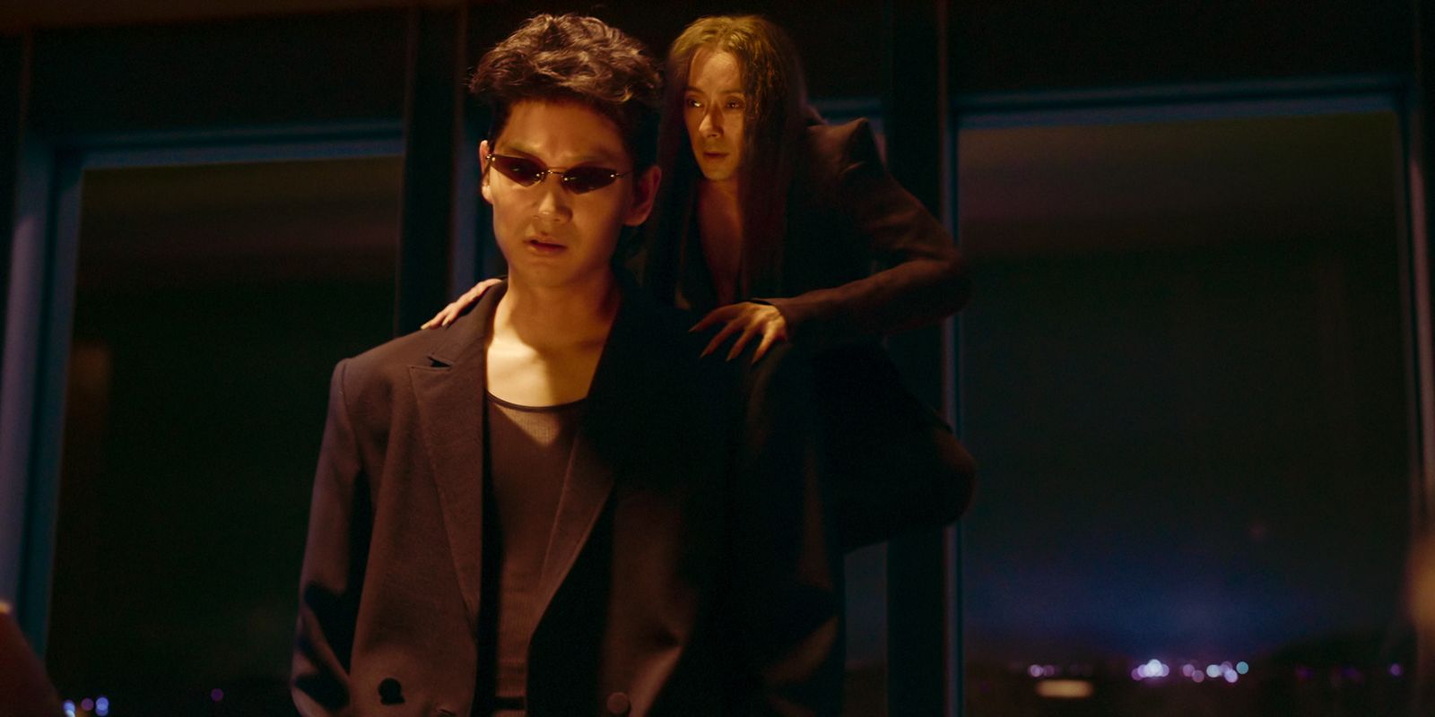綾野剛(前)在《幽遊白書》出演戶愚呂弟造型超還原原作。(Netflix提供)
