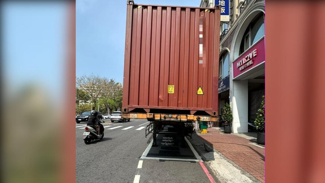 紅色貨櫃車停放三民區明誠一路上的機車待轉格卸貨。(圖/翻攝自翻轉台灣交通違規交流平台臉書)