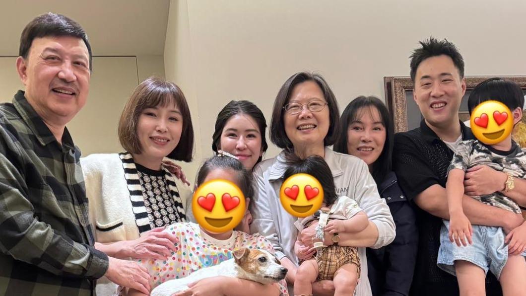 余天全家福超狂！喜抱孫女「蔡英文燦笑同框」　李亞萍罕見露面