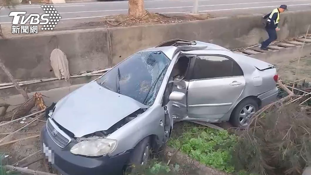 苗栗轎車暴衝一秒到田中　「車身對折成V型」男駕駛渾身傷